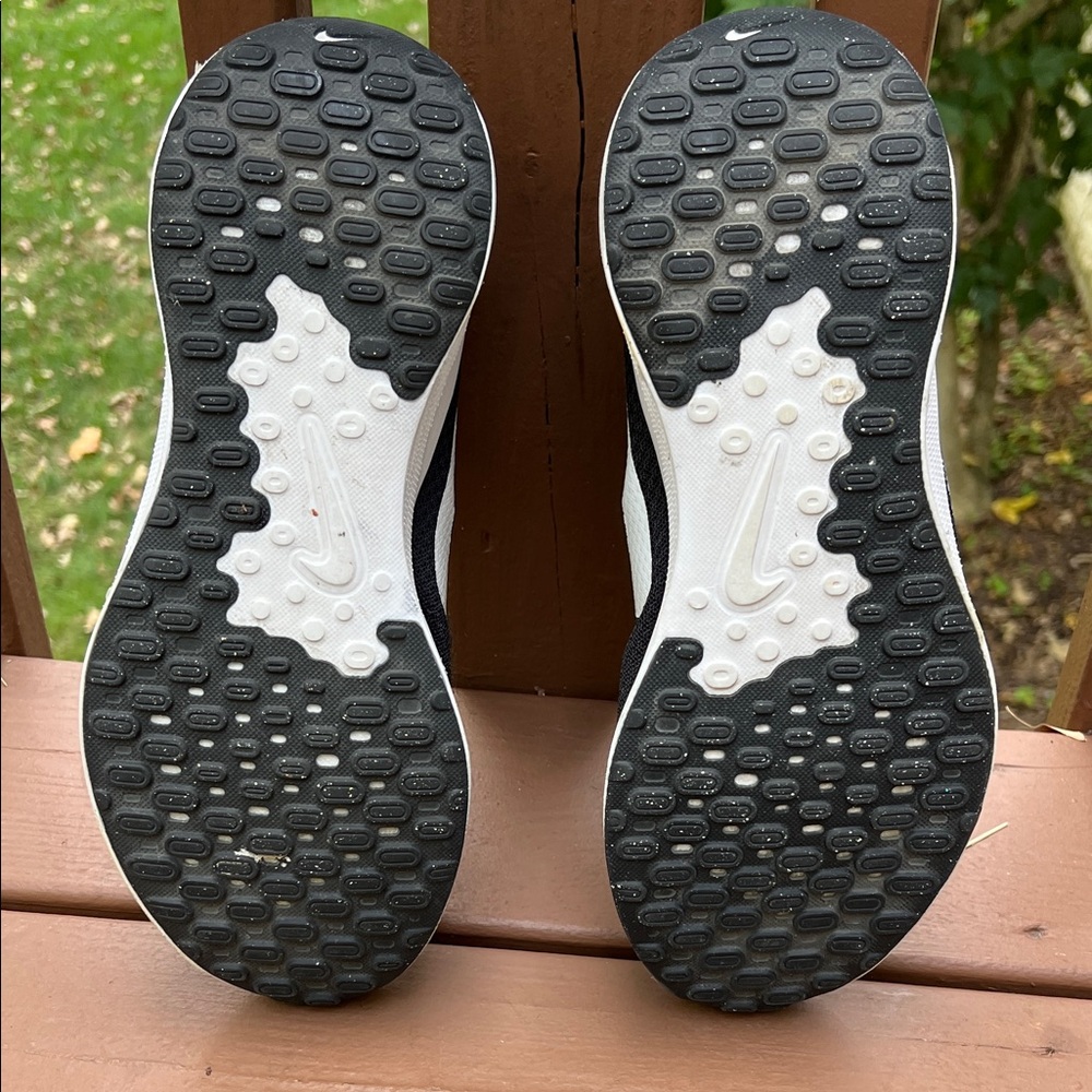 Nike Men's Revolution Black and White Athletic Shoes, Size 10 - Picture 5 of 6